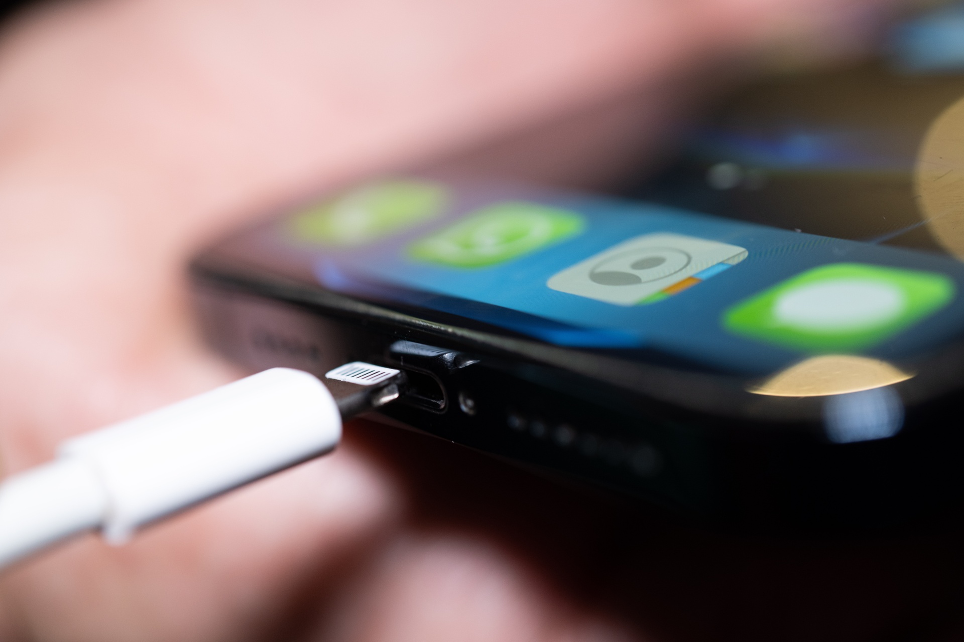 17-летний подросток в Якутске погиб от удара током во время зарядки телефона