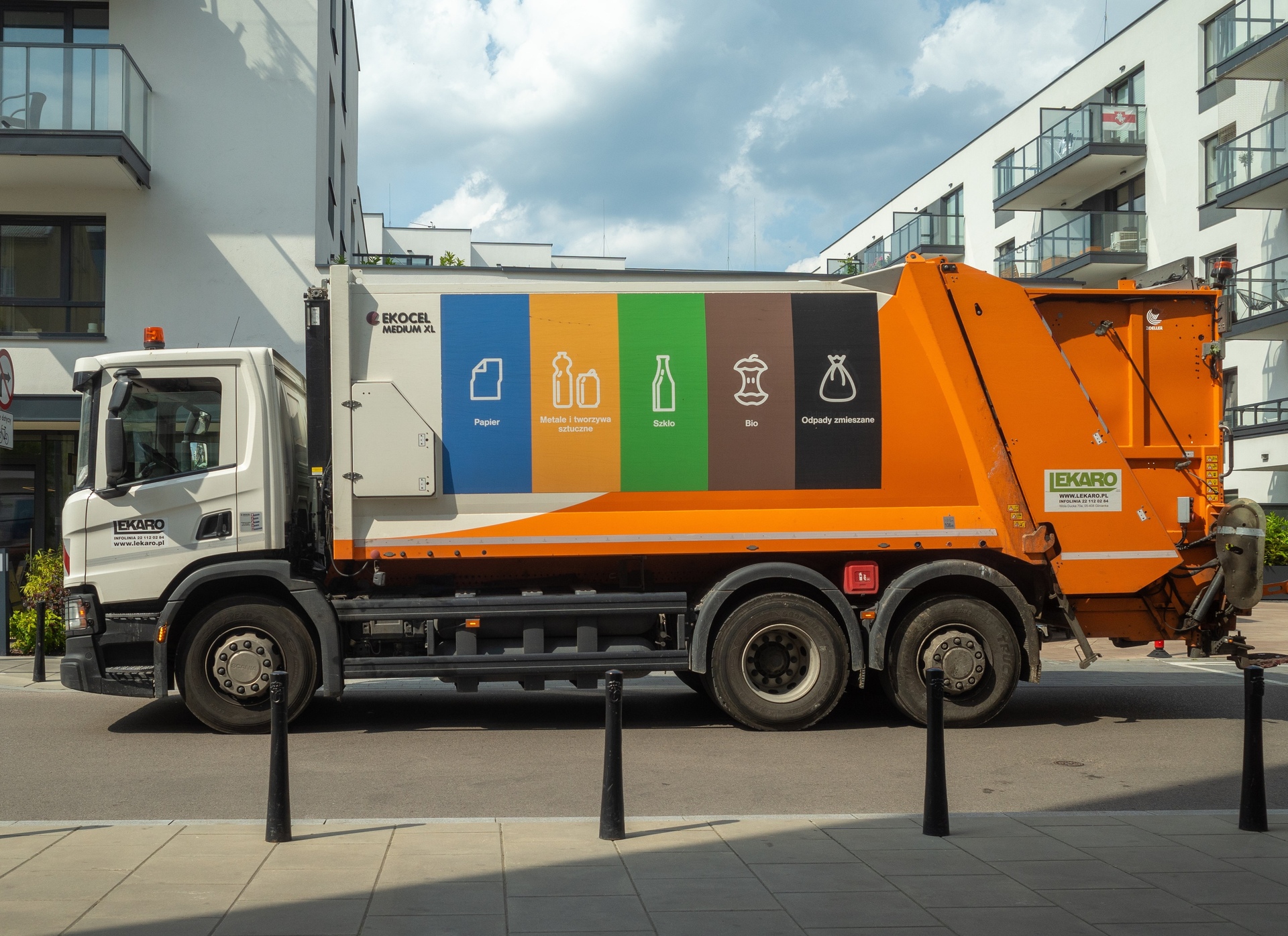 В Санкт-Петербурге при разгрузке мусоровоза выпал труп мужчины