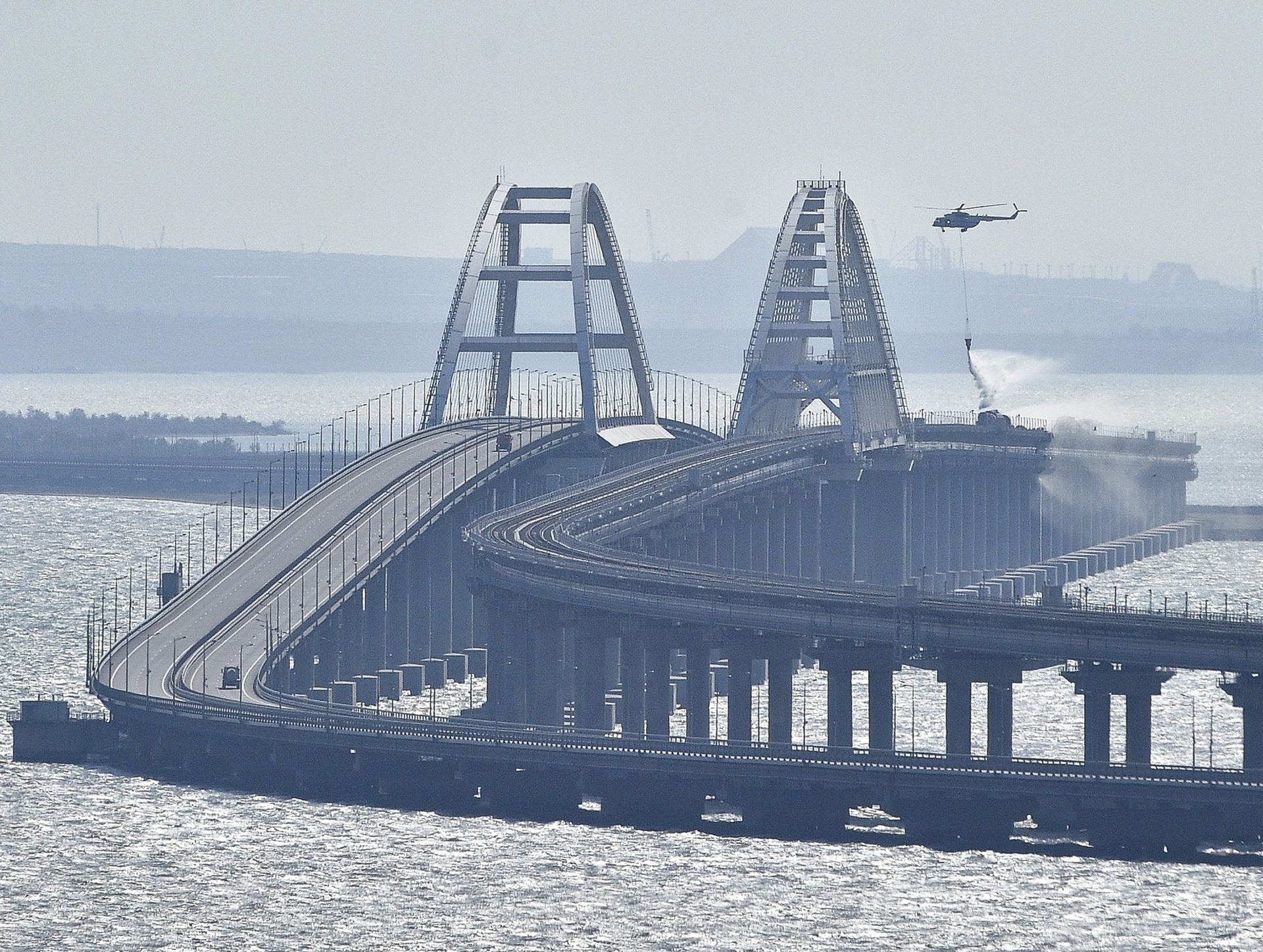 С 3 ноября по Крымском мосту не смогут проехать электромобили и гибриды