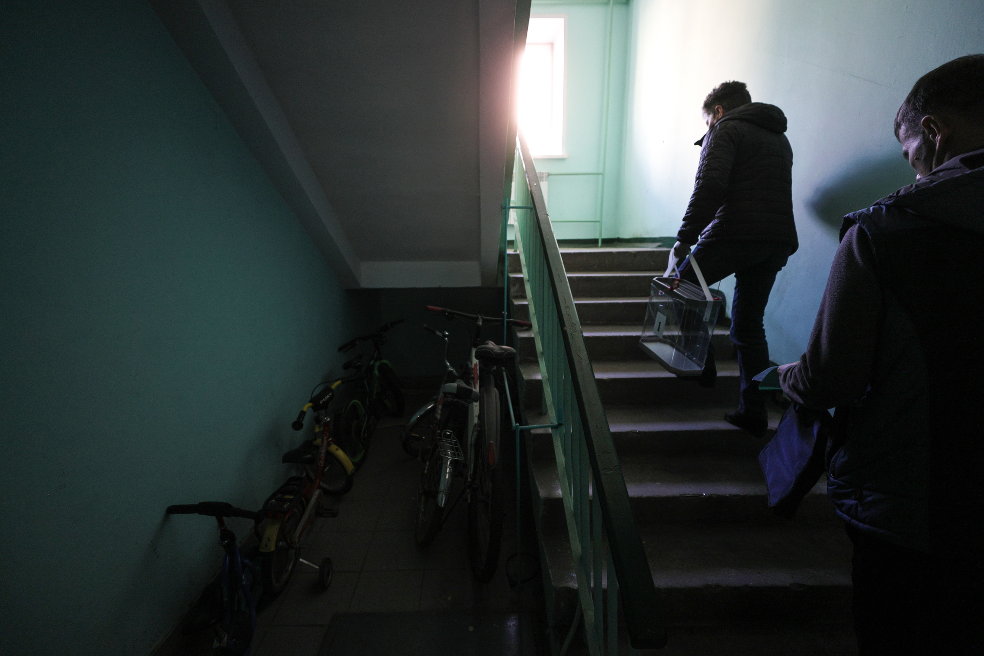 Россиянам напомнили о штрафах за хранение колясок и велосипедов в подъездах