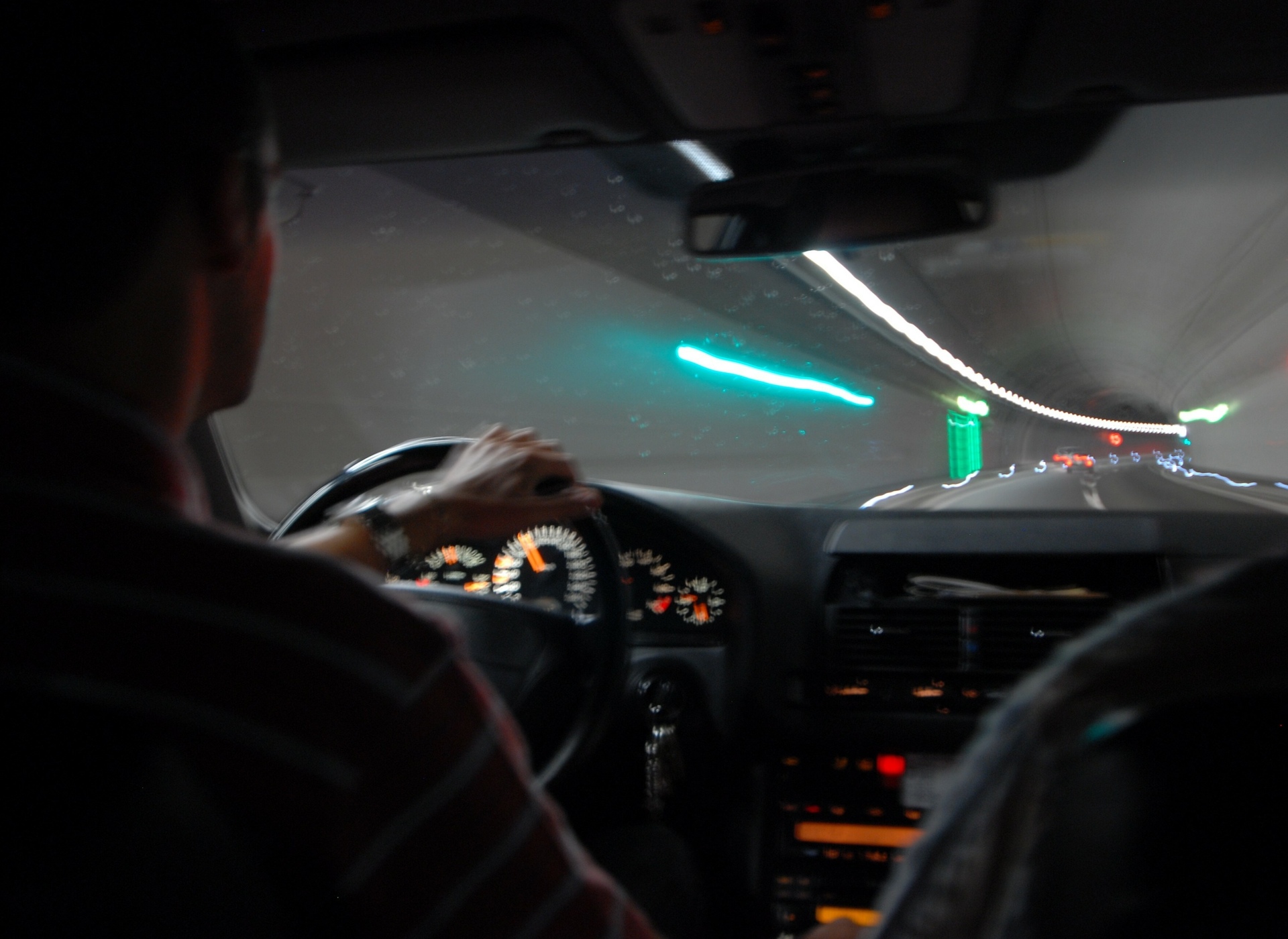 Российских водителей могут арестовать за отказ снять обложку с прав