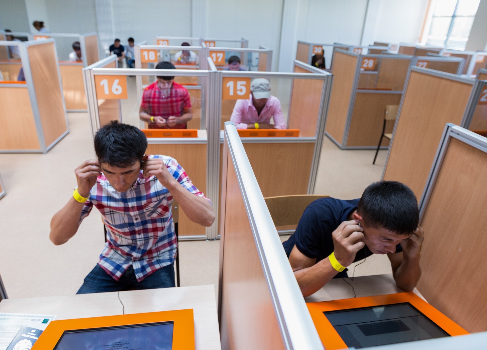 Мигрантам захотели запретить покупать шокеры и пневматику. Что это изменит