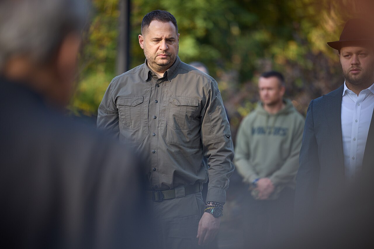 Андрей Ермак ушёл в отставку после обысков в своём кабинете. Что происходит