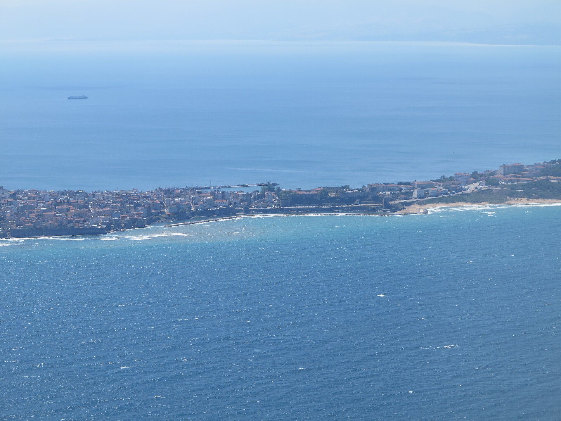 Российский танкер атаковали беспилотники ВСУ. Как отреагировали в России и мире