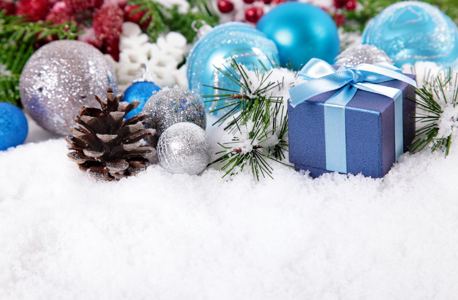 Известия: новогодние подарки в России выросли в цене на 15%