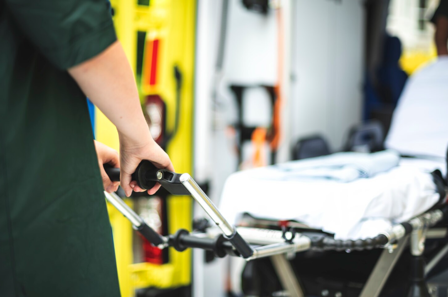 СК возбудил уголовное дело после нападения школьника на учительницу в Петербурге