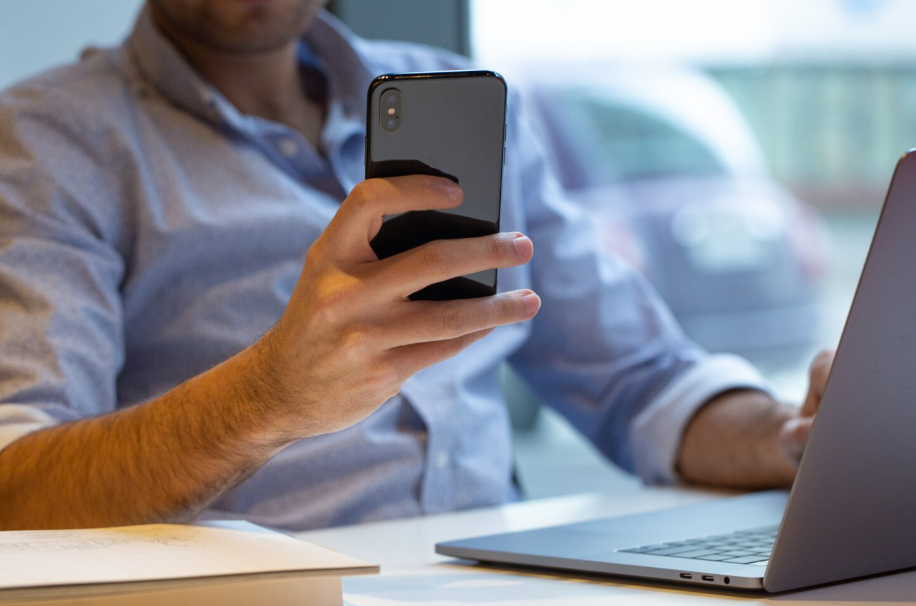 МВД: мошенники от имени работодателя просят россиян включать демонстрацию экрана