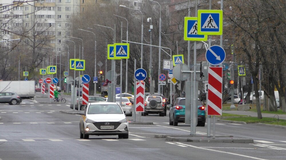 Рекламу на дорожных знаках захотели запретить в России. Что известно