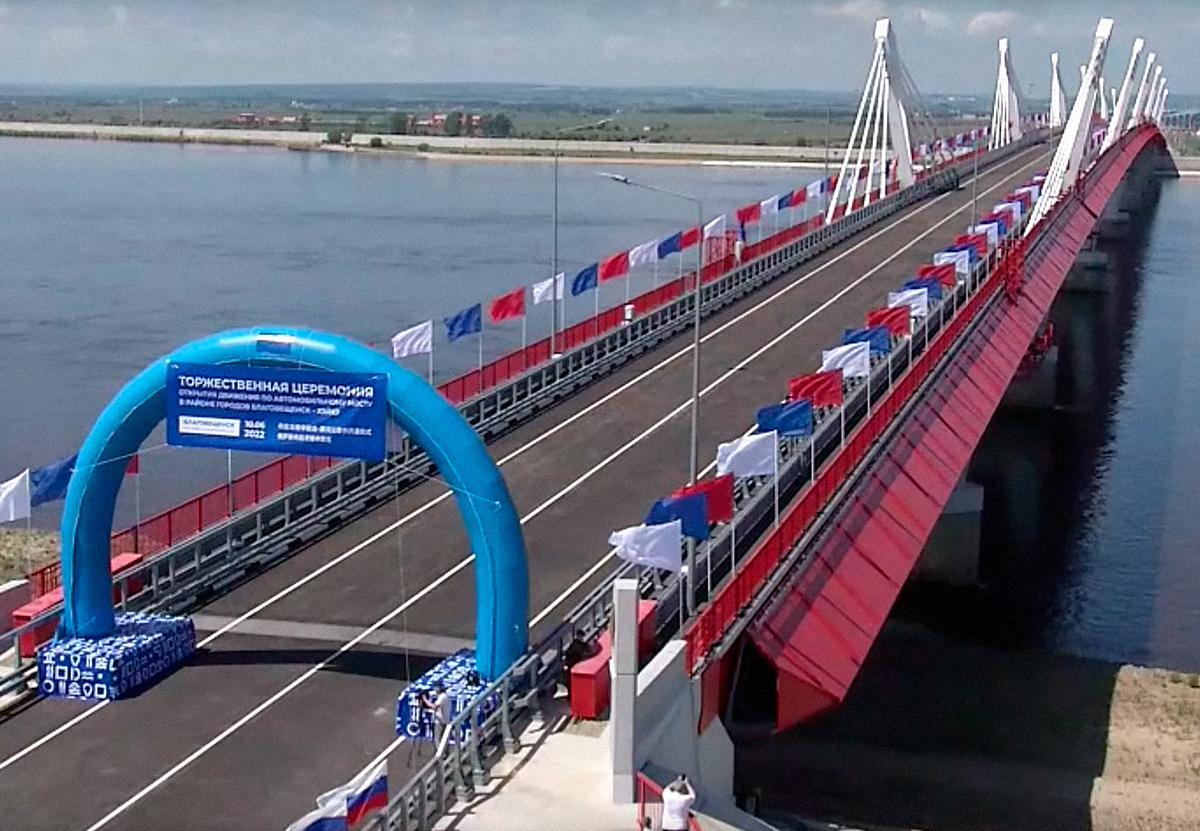 Суть моста. Мост Благовещенск Хэйхэ. Мост через Амур между Китаем и Россией. Река между Китаем и Россией. Мост в Китае.