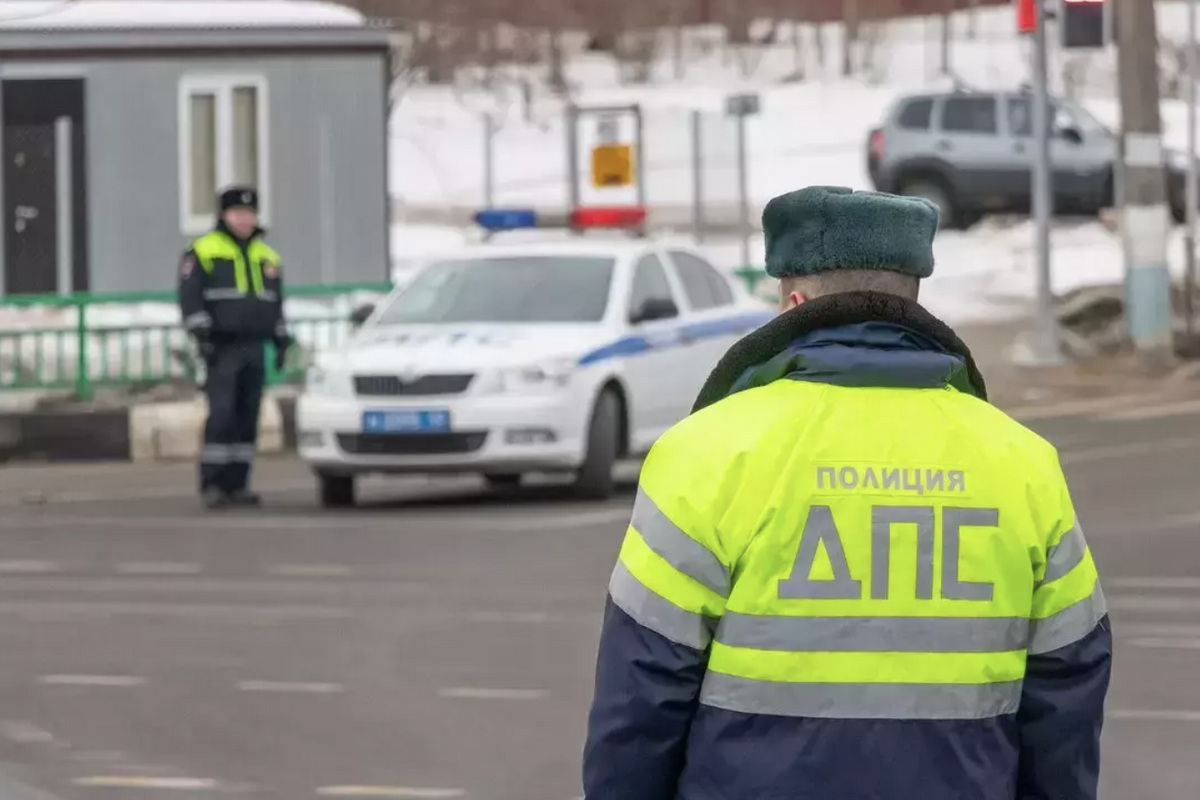 Суровая русская женщина избила честного гаишника за отказ от взятки —  Секрет фирмы