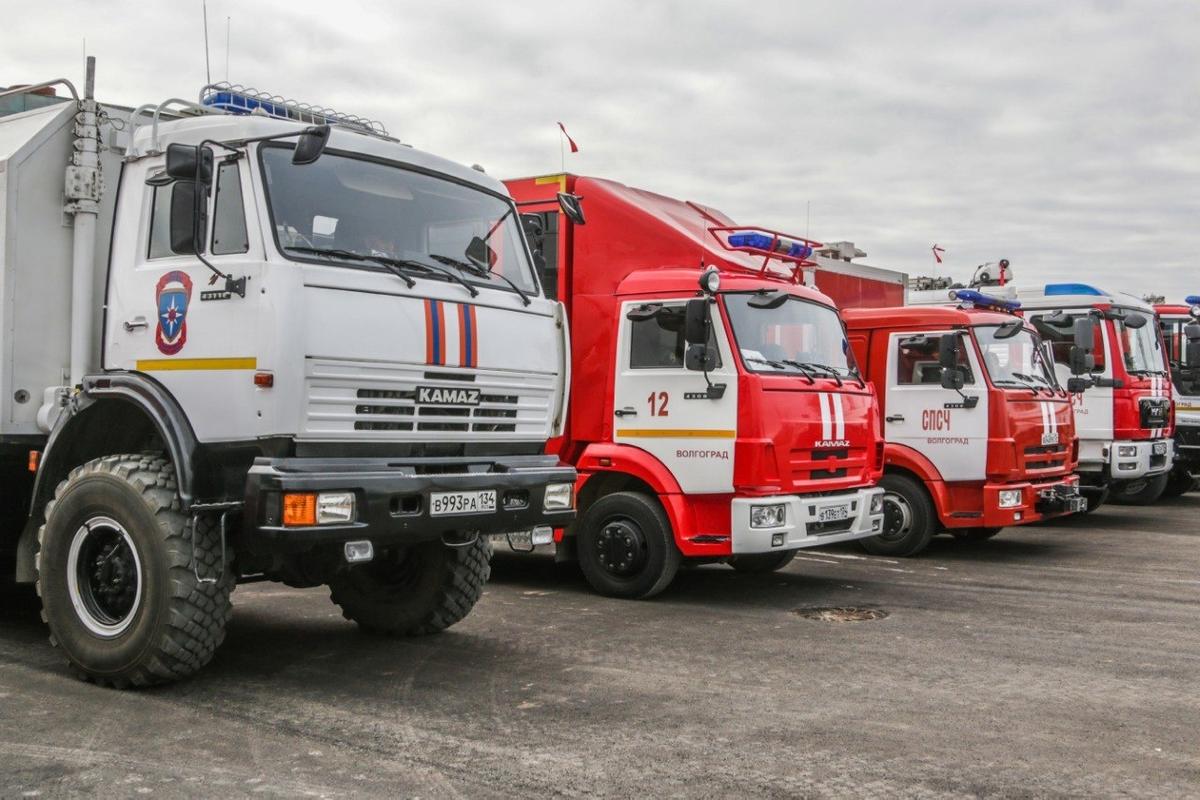 В Волгограде загорелся склад пластиковой продукции. Едкий дым накрыл весь  город — Секрет фирмы