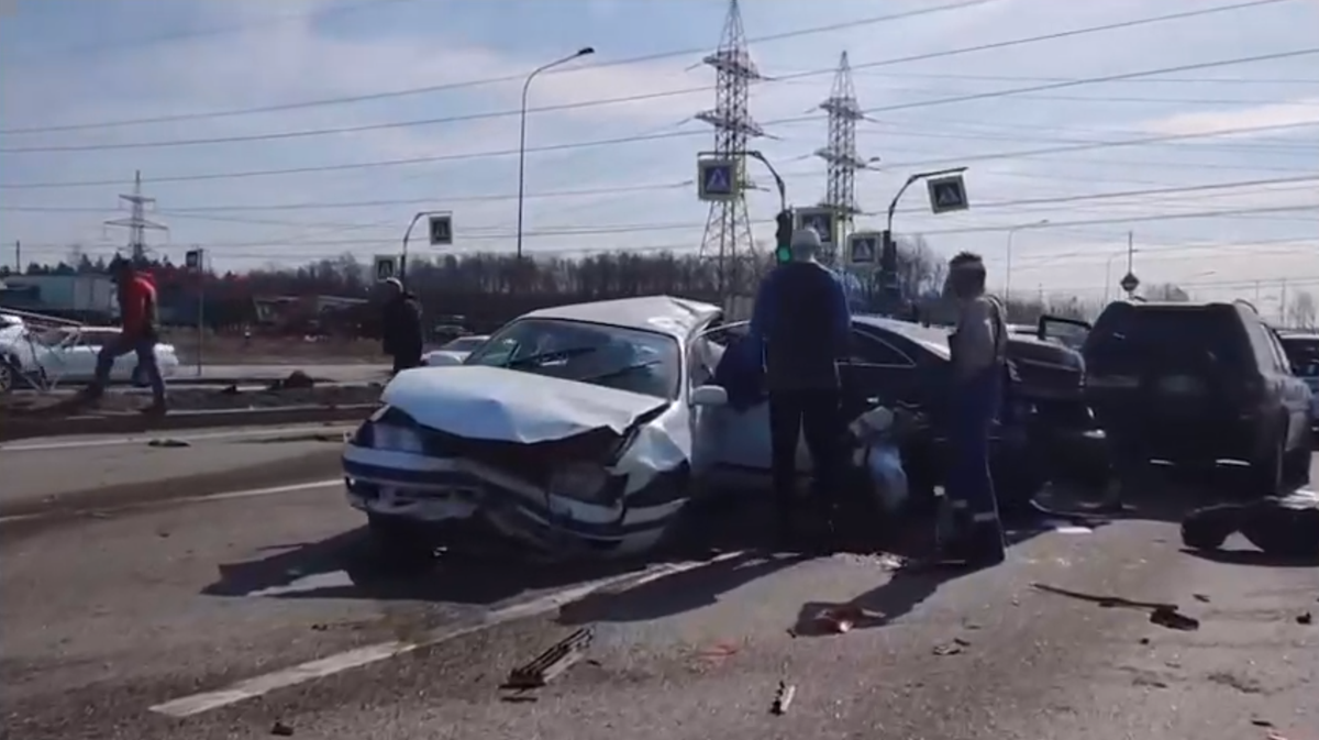 Фура протаранила девять авто на светофоре в Питере. Видео — Секрет фирмы