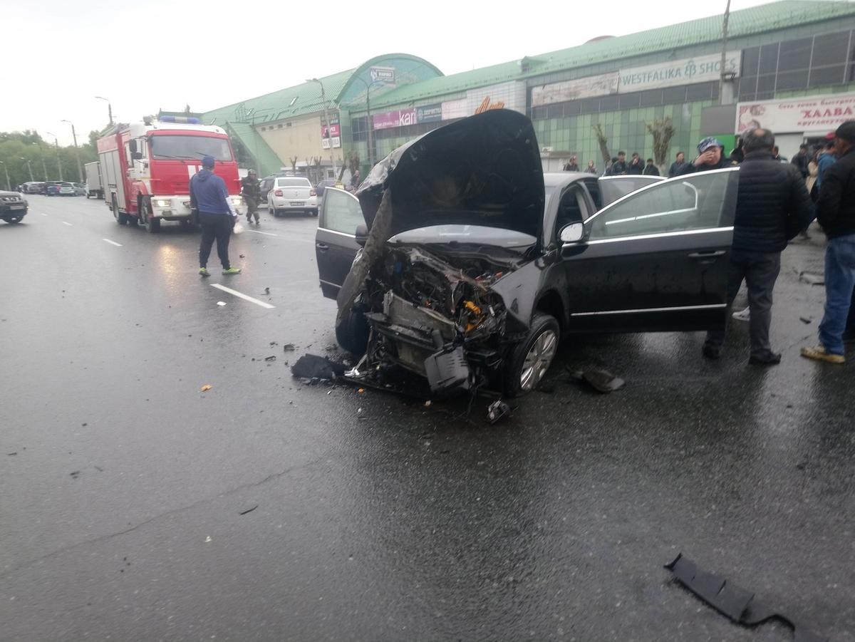 В Челябинске автомобиль врезался в остановку с людьми. Пострадали и  водители, и пешеходы — Секрет фирмы