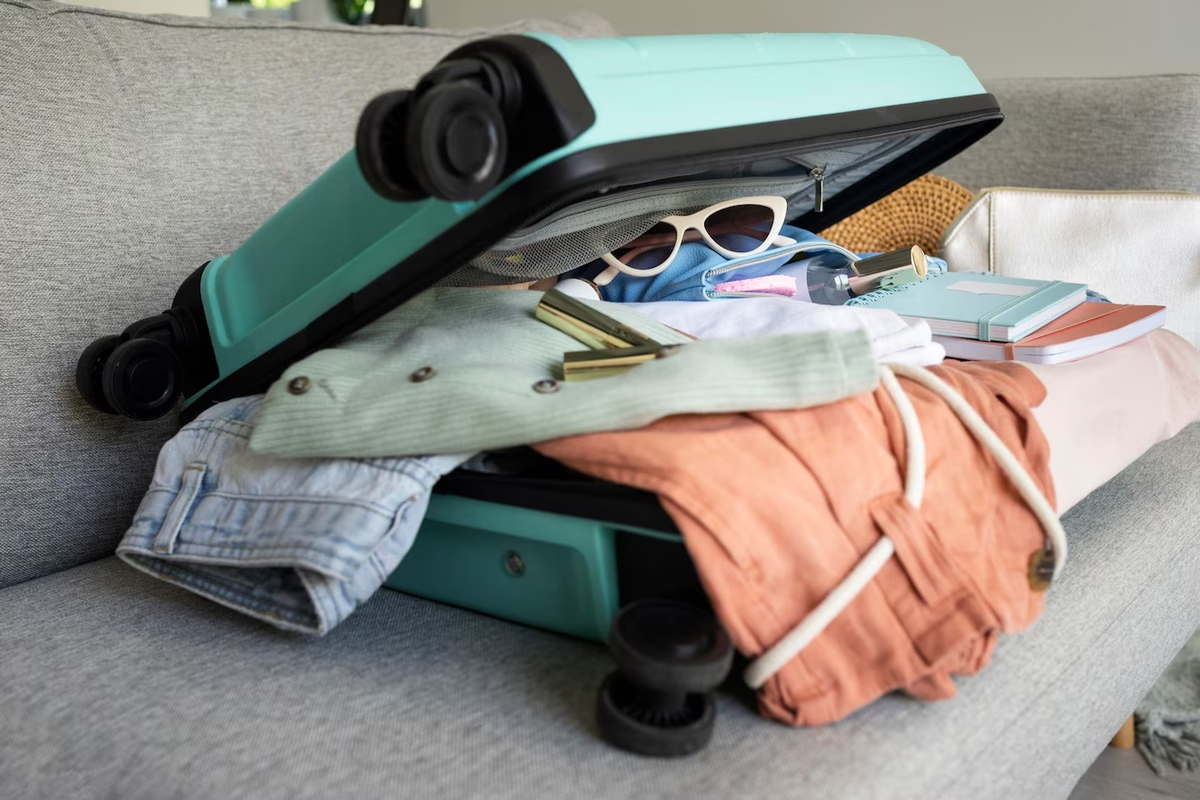Как выбрать чемодан: какой лучше — пластиковый или тканевый?