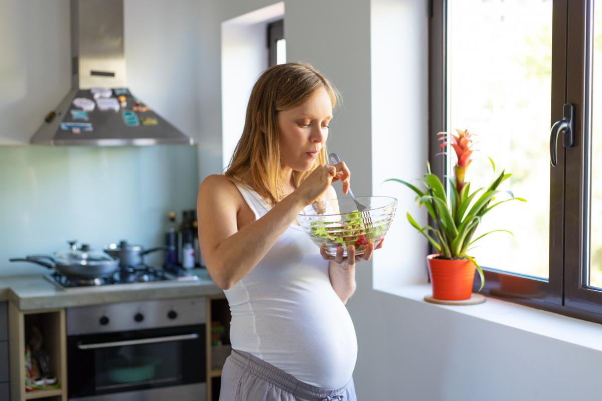 Почему беременных тянет на солененькое? Отвечаем