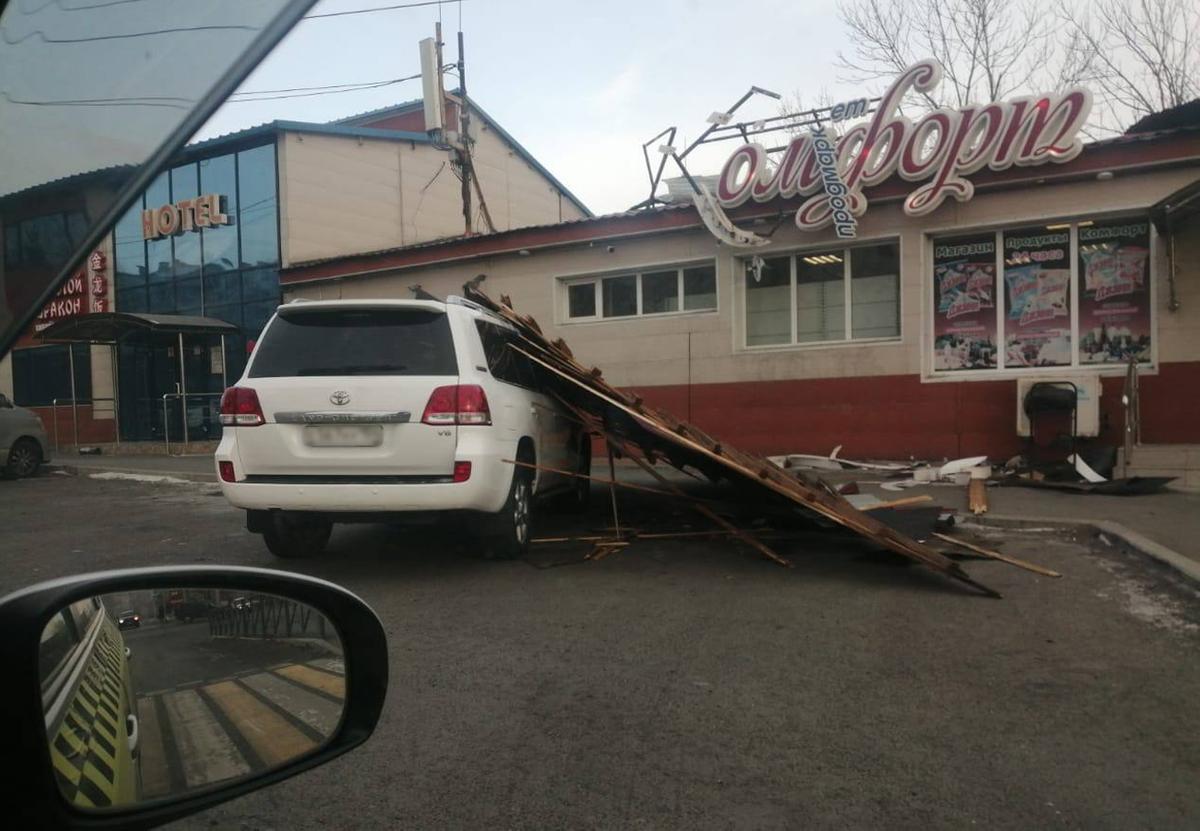 Ураганный ветер во Владивостоке сносит крыши с домов: подробности — Секрет  фирмы