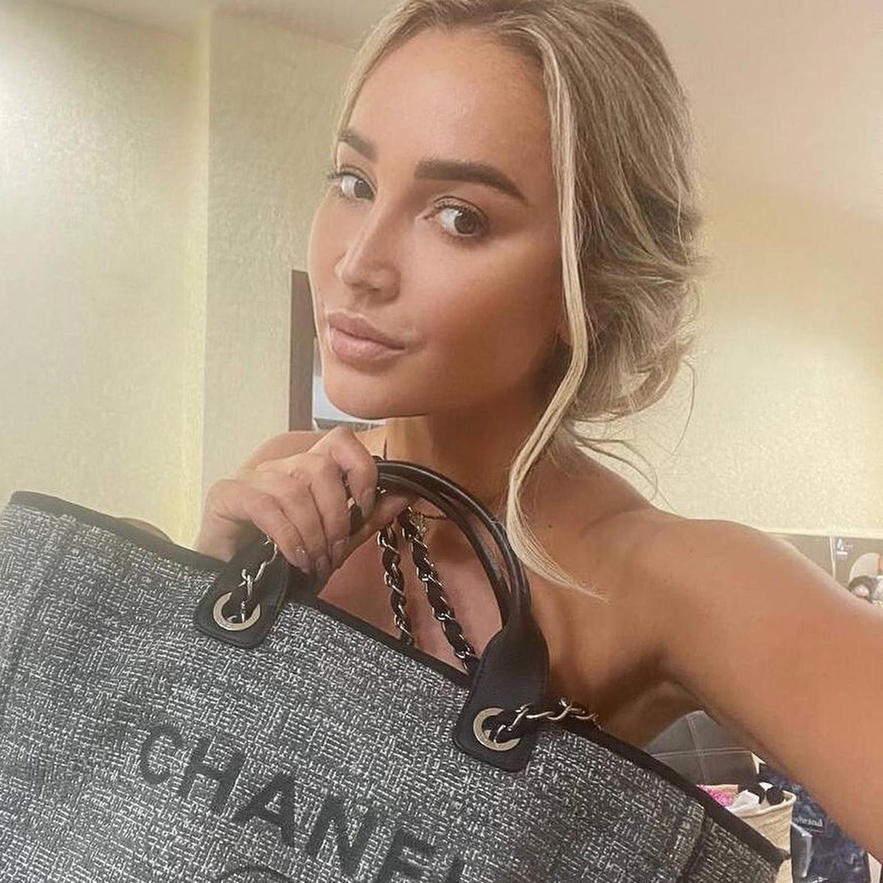 Бузова потребовала от Chanel вернуть деньги за брендовые сумки — Секрет  фирмы