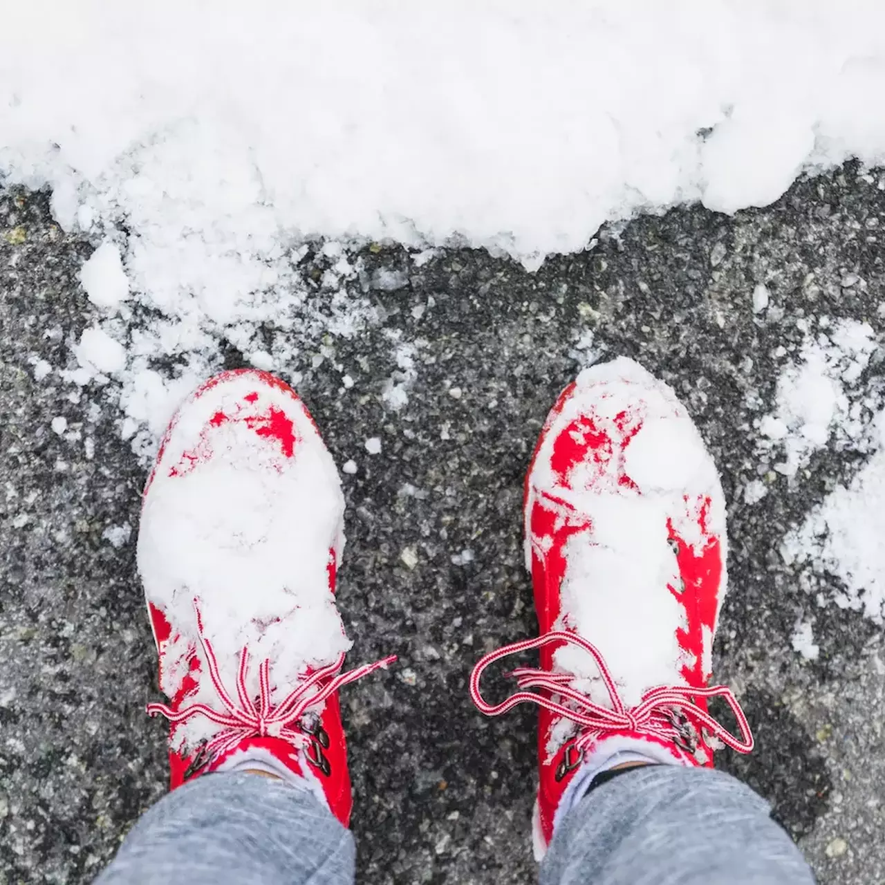 Ноги снежок. Ботинки в снегу. Кроссовки на снегу. Ноги в снегу. Ноги в сугробе.
