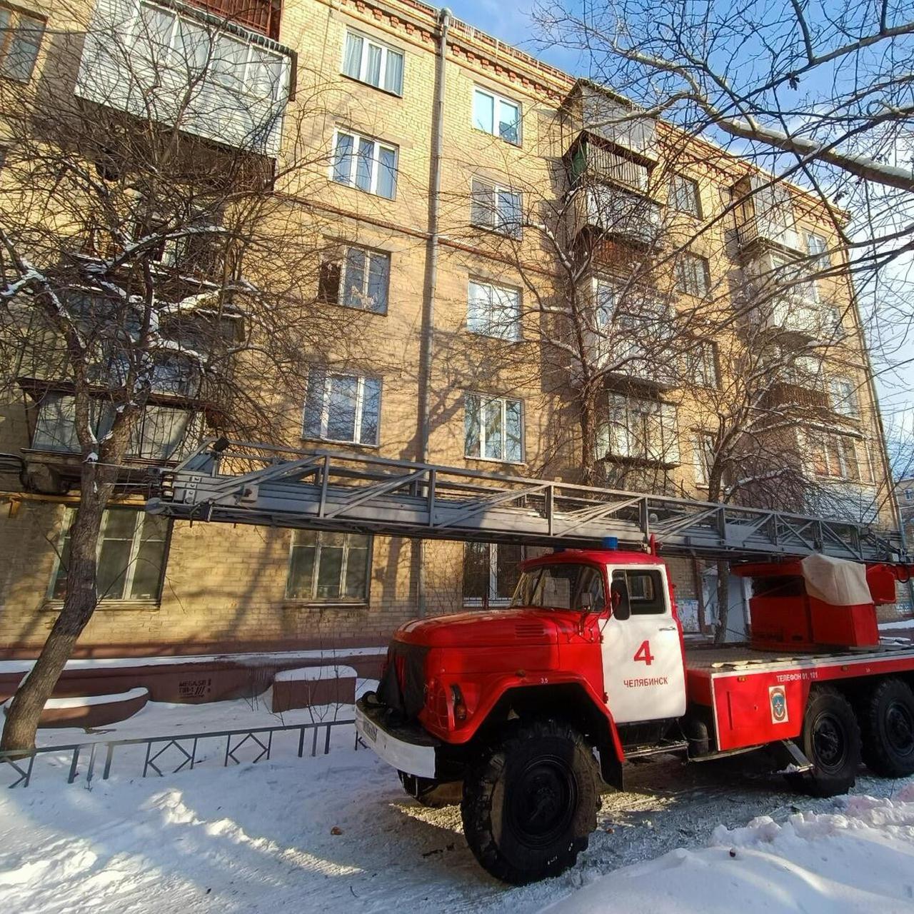 Российский первоклассник полез спасать игрушку на карниз. Помощь  понадобилась уже ему — Секрет фирмы