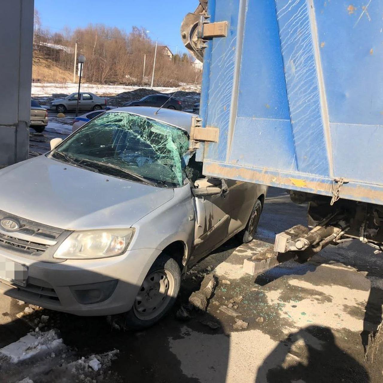 В российском городе мусоровоз поехал без водителя и протаранил легковушку.  В ней были люди — Секрет фирмы