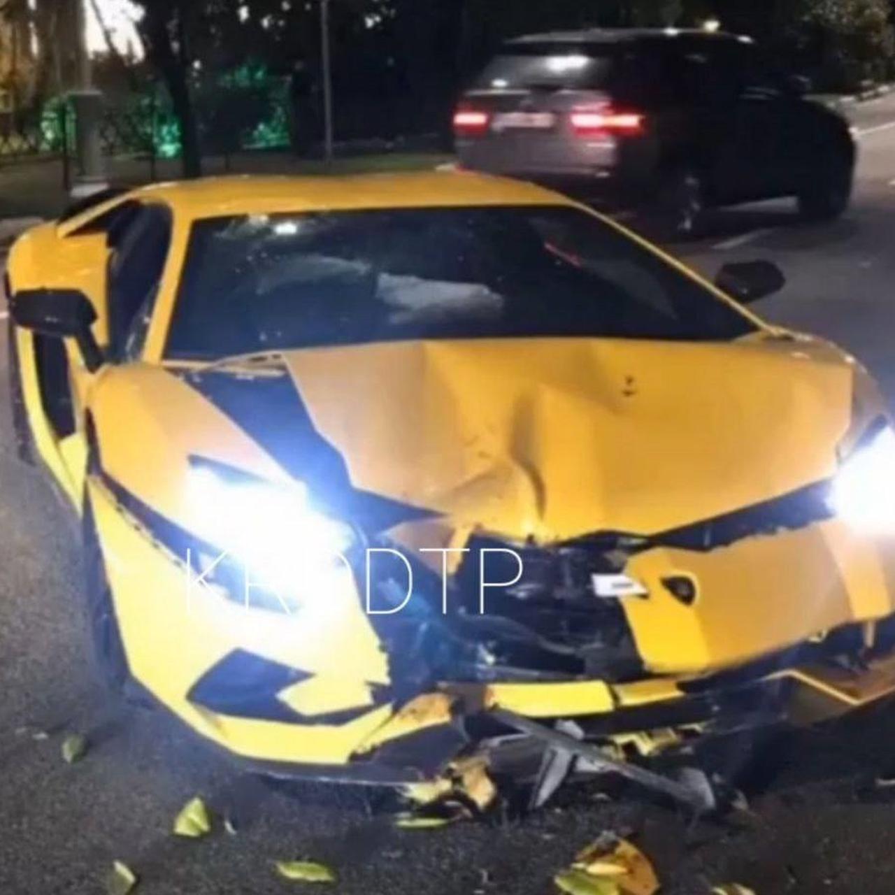 В Сочи 28-летняя девушка въехала в дерево на чужом Lamborghini за 50 млн  рублей — Секрет фирмы