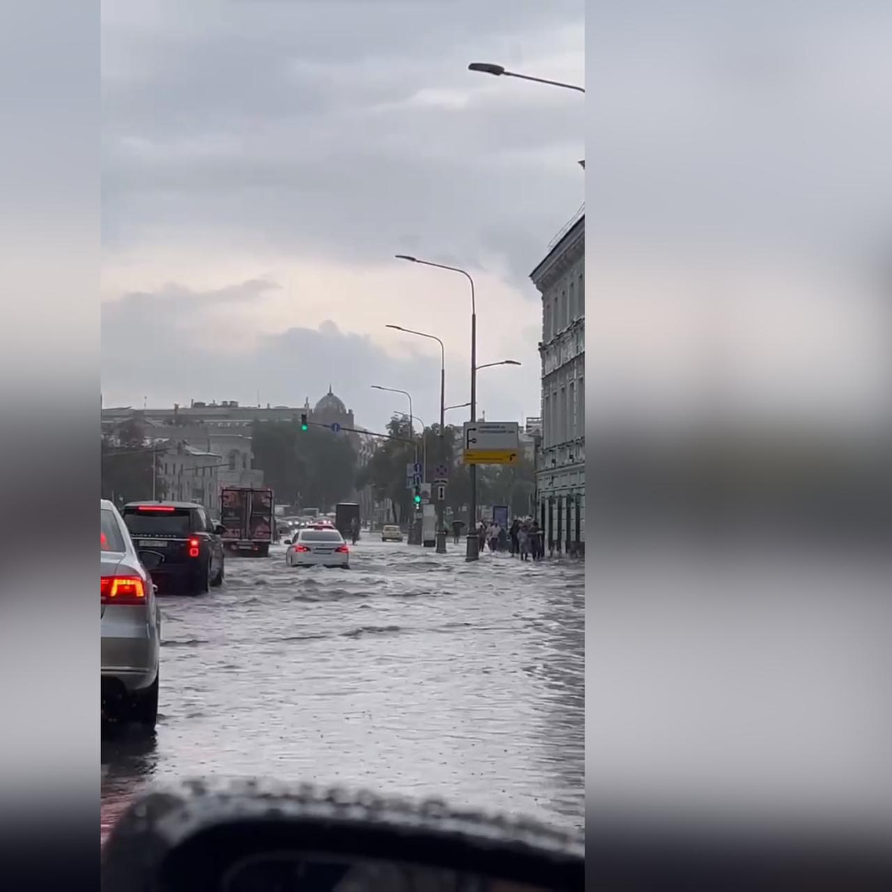 Дождь в Москве: затопило центр столицы, фото, видео — Секрет фирмы