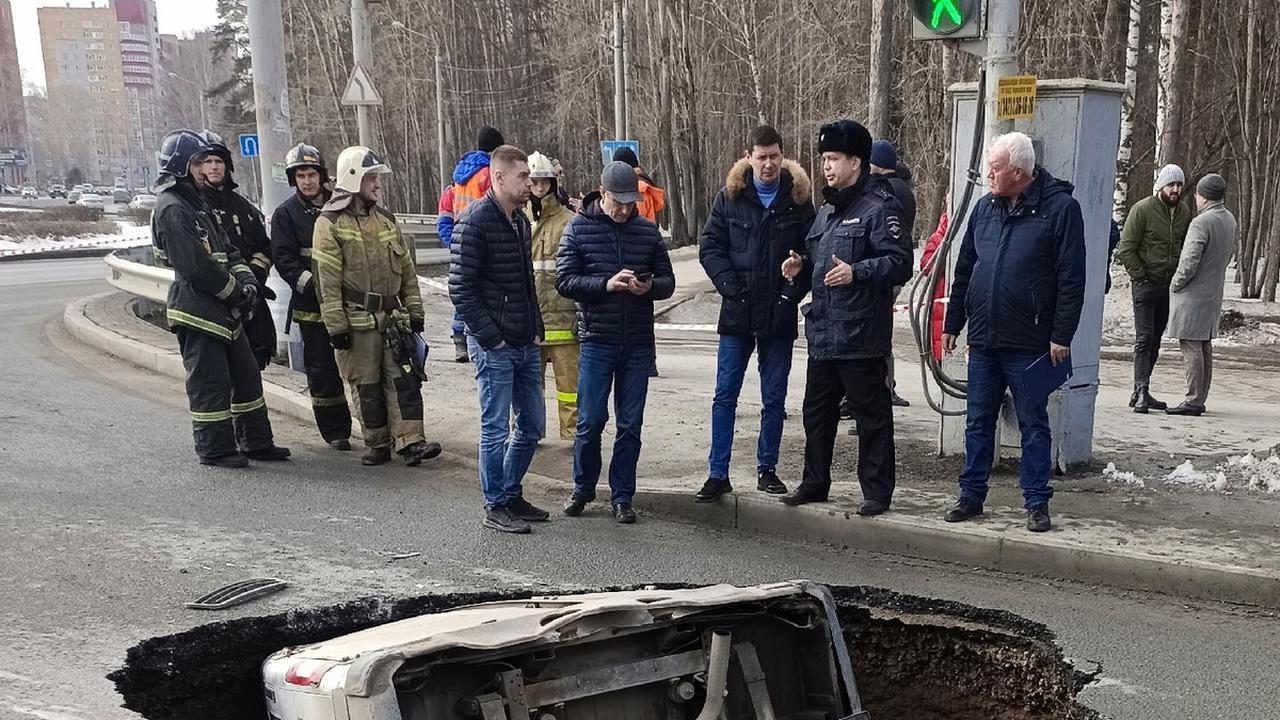 В российском городе «Газель» полностью ушла под землю — Секрет фирмы