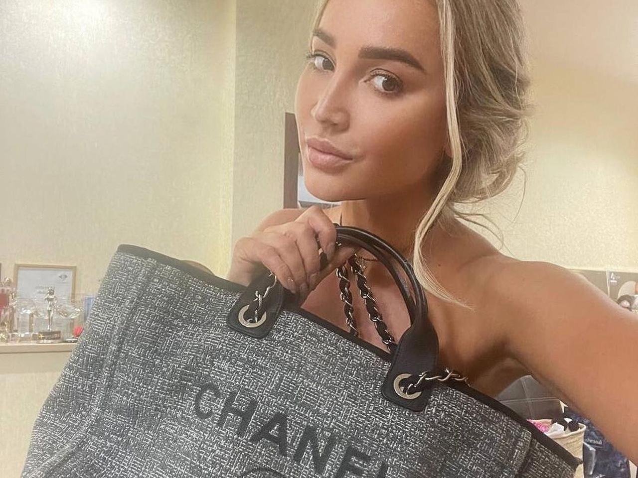 Бузова потребовала от Chanel вернуть деньги за брендовые сумки — Секрет  фирмы