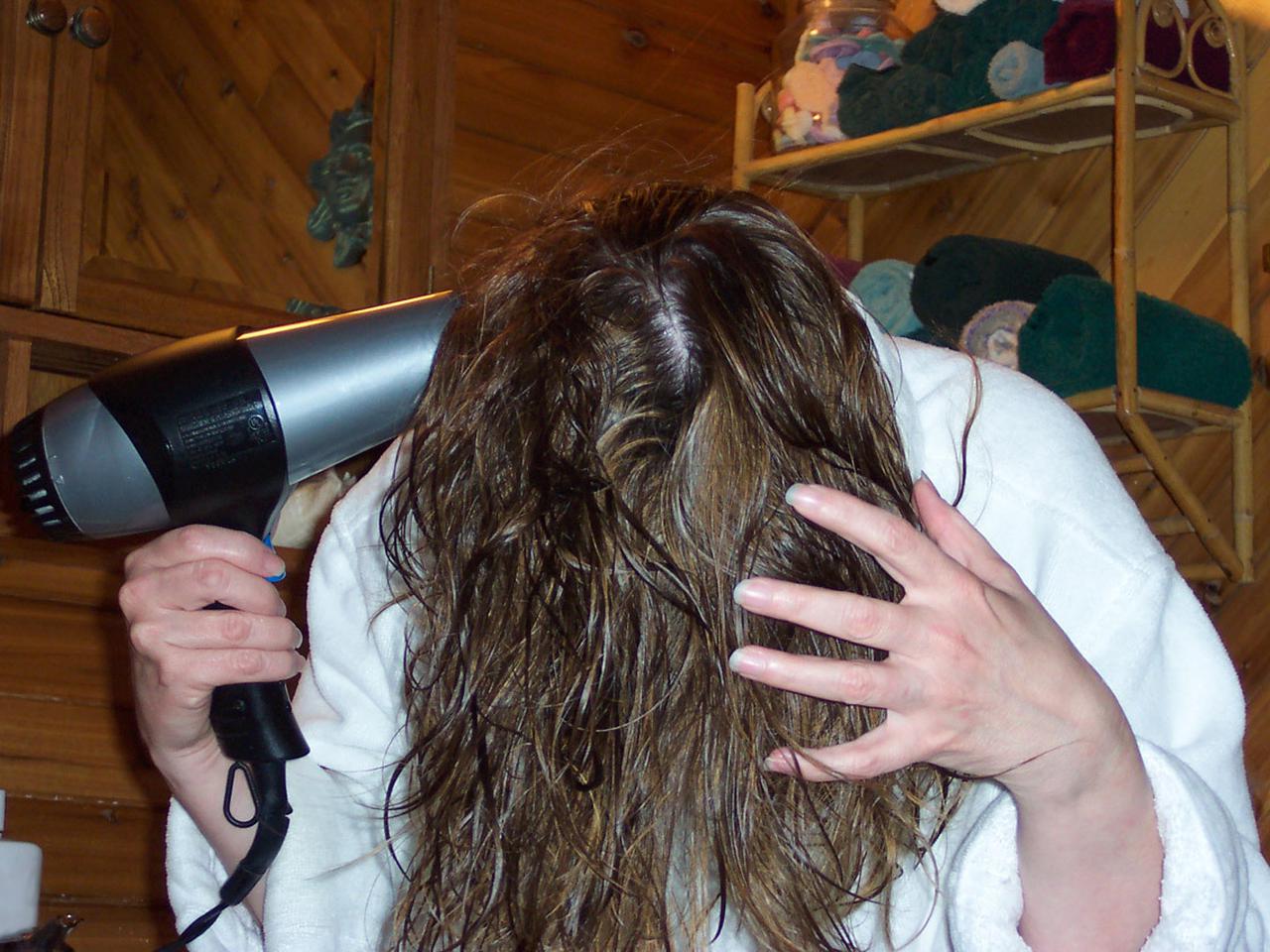 Как сушить волосы после мытья