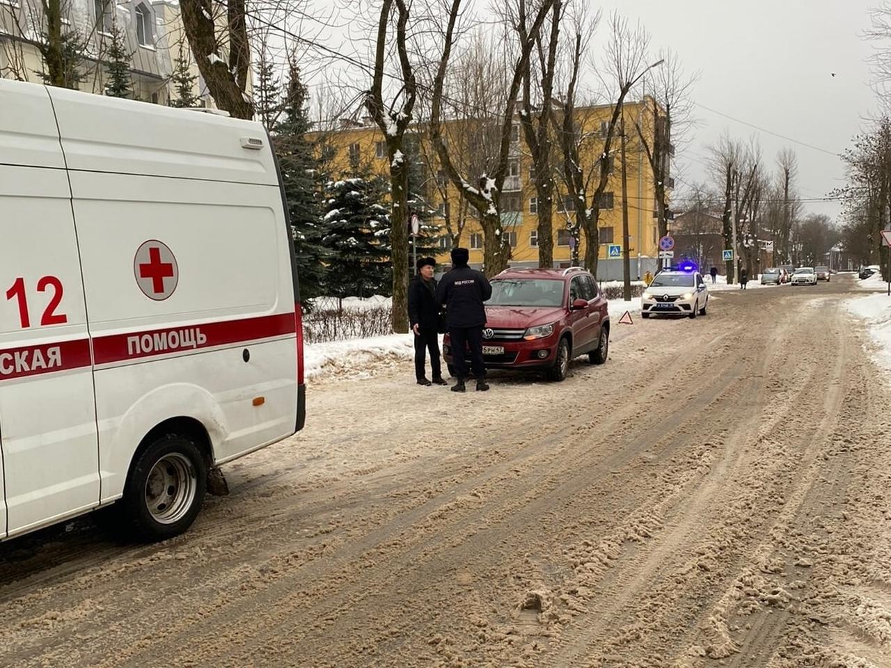 Под Петербургом пенсионер отвлёкся на телефон и сбил двух школьниц на  переходе — Секрет фирмы