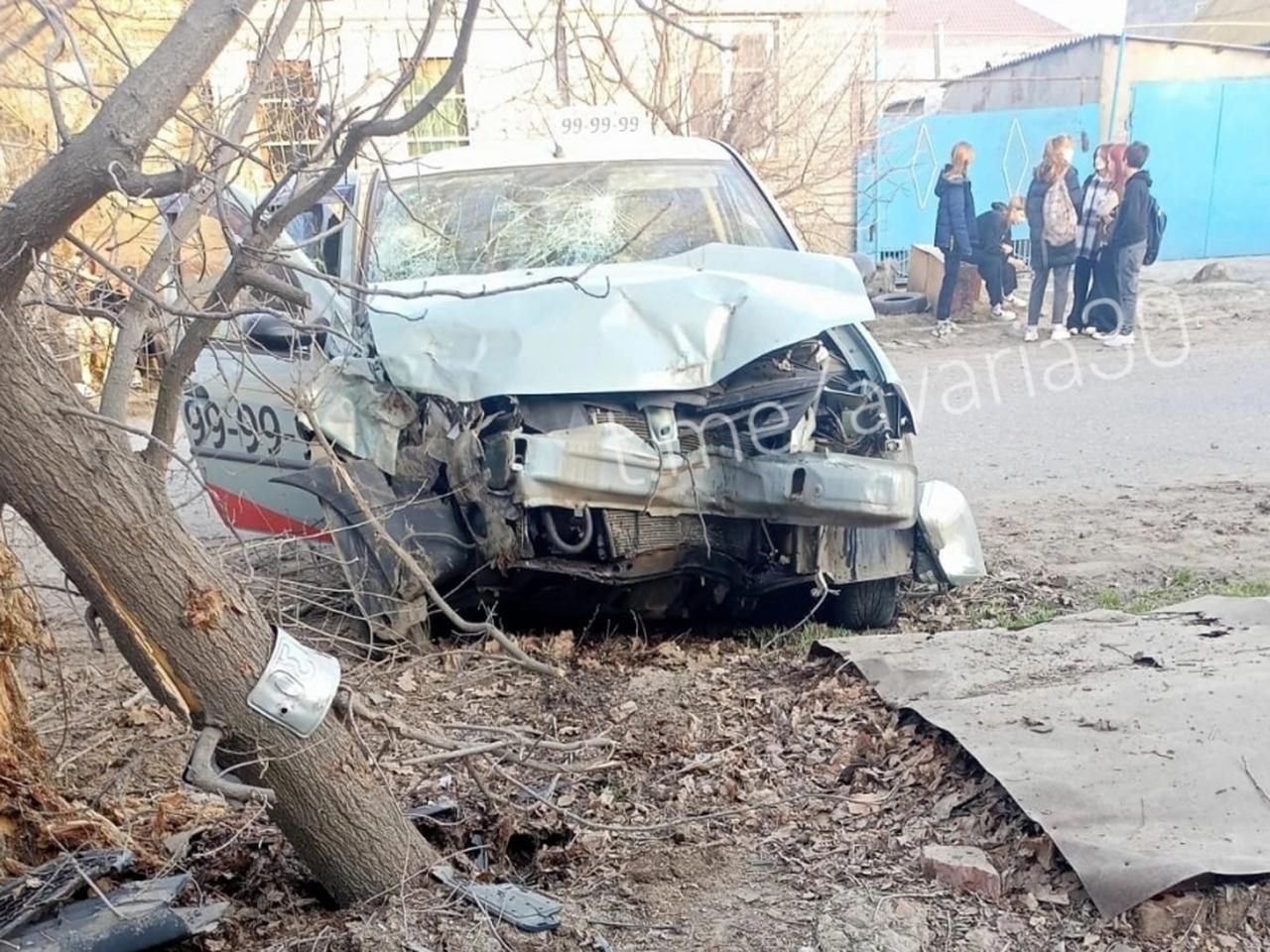 Российские подростки угнали такси, но доехали лишь до первого дерева —  Секрет фирмы