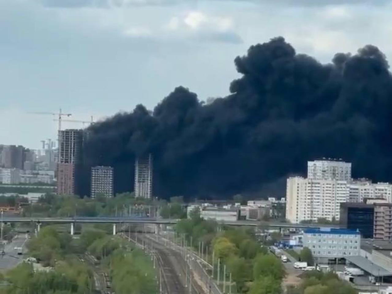 Москву заволокло чёрным дымом. Это горят недостроенные дома в Очакове —  Секрет фирмы