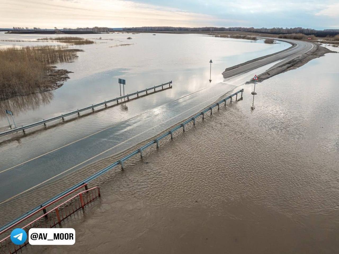 Автомобильный мост нырнул под воду в российском регионе. Видео до и после —  Секрет фирмы