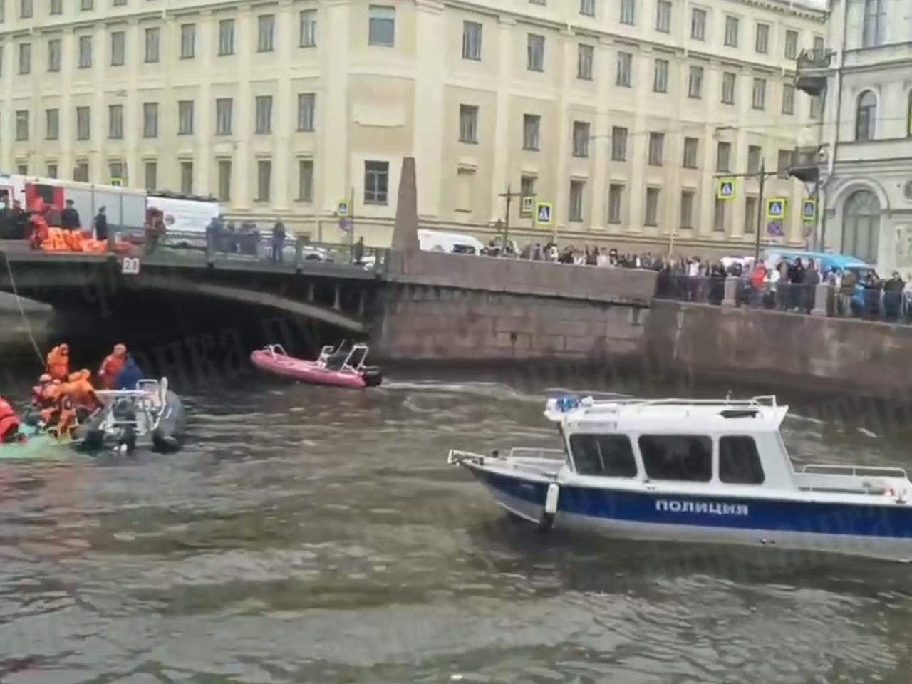 В Петербурге затонул автобус с пассажирами. Что известно — Секрет фирмы