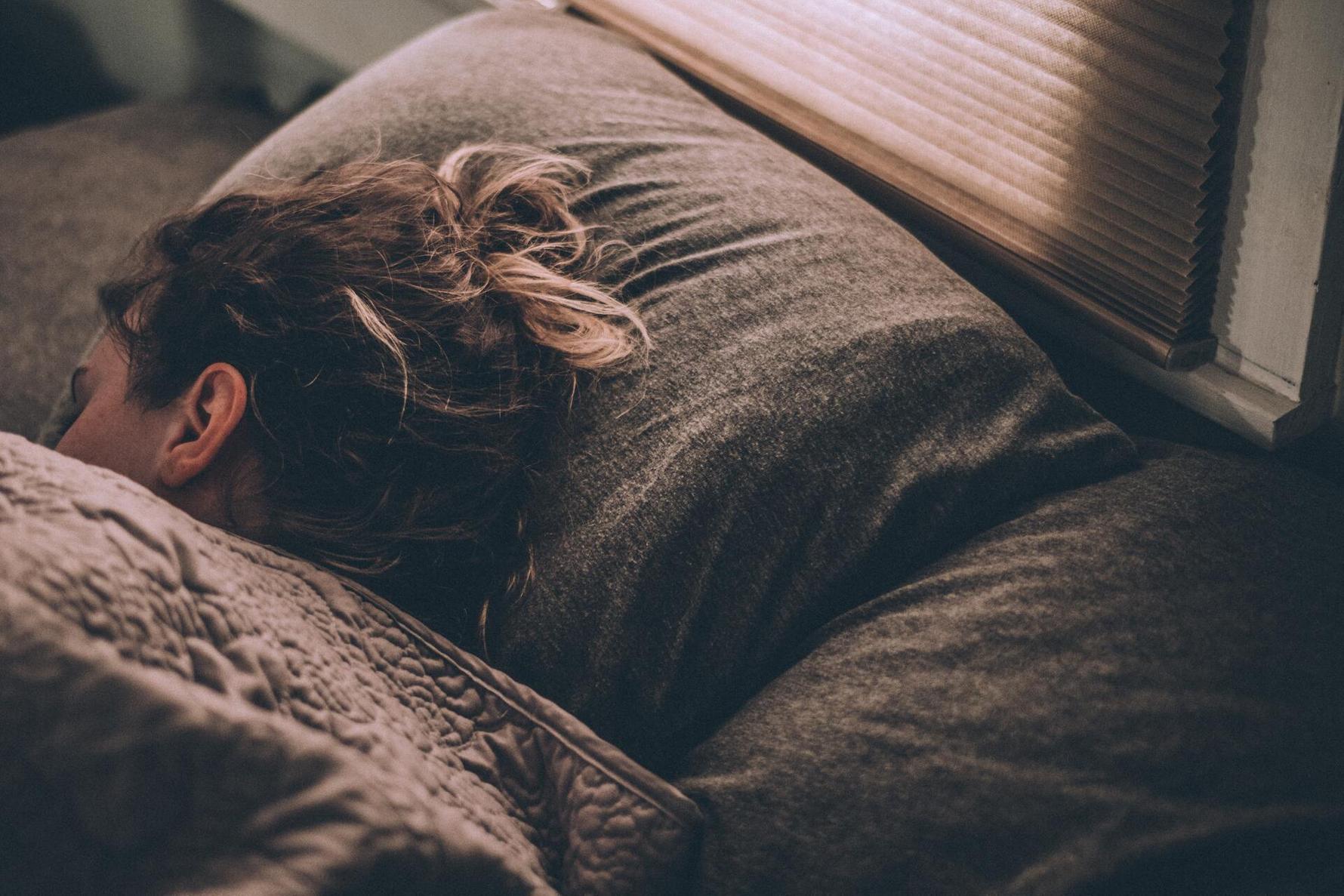 Почему нельзя спать с мужем под одним одеялом? Ответ прост