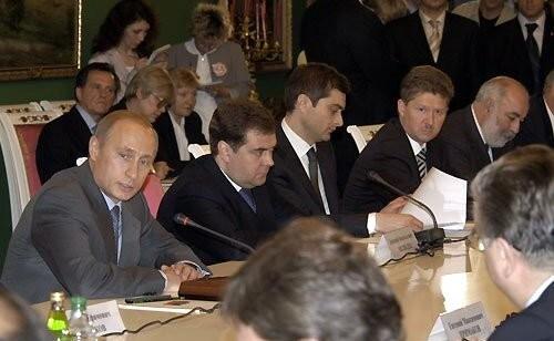 Встреча с представителями бизнес-сообществ. Справа от Владимира Путина: руководитель Администрации президента Дмитрий Медведев, заместитель руководителя Администрации — помощник президента Владислав Сурков, председатель правления ОАО «Газпром» Алексей Миллер, председатель совета директоров ОАО «Суал-Холдинг» Виктор Вексельберг, 2004 год