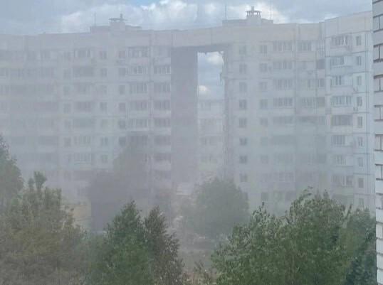 Подъезд жилого дома полностью обрушился после удара ВСУ по Белгороду. Что известно о пострадавших