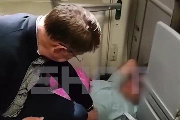 Глава Минздрава Мурашко спас пассажира прямо в самолёте. Как это произошло