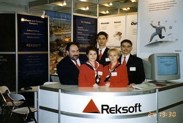 Дмитрий Рудаков (крайний слева) и Александр Егоров (в центре) на выставке CEBIT Фото: Архив Reksoft