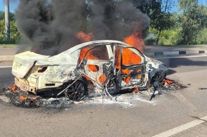 Легковушка с людьми сгорела после атаки дронов в российском регионе. Погибли двое
