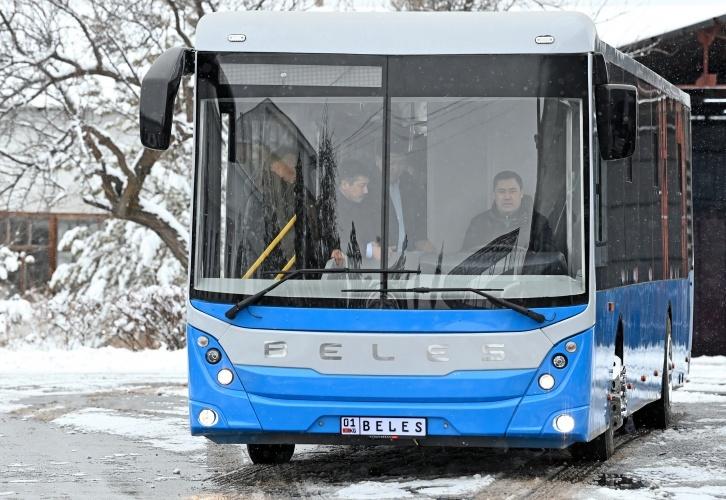 Президент Киргизии сел за руль автобуса