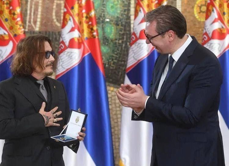 Президент Сербии вручил Джонни Деппу медаль