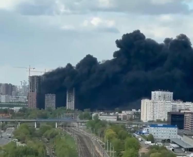 Москву заволокло чёрным дымом. Это горят недостроенные дома в Очакове
