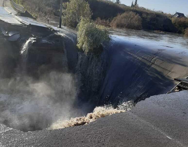 Российское село отрезало от «большой земли» после прорыва дамбы. Видео