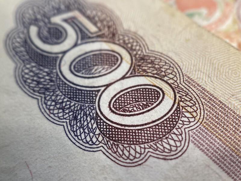 Россиянам перечислили, что точно нельзя делать с денежными купюрами