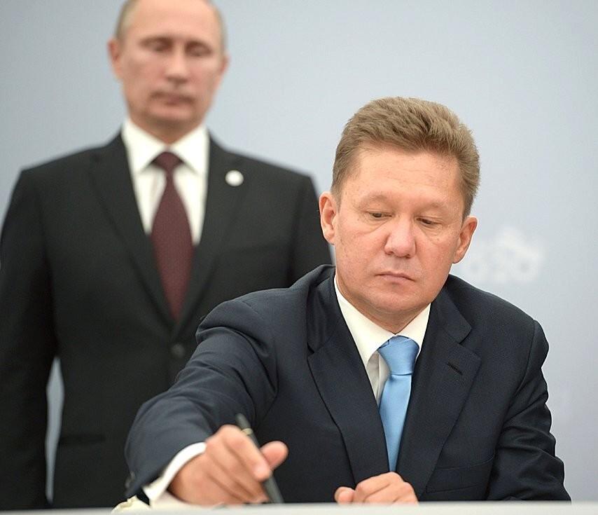 В присутствии Владимира Путина и Председателя Китайской Народной Республики Си Цзиньпина подписан ряд экономических соглашений. На переднем плане — председатель ОАО «Газпром» Алексей Миллер, 2013 год