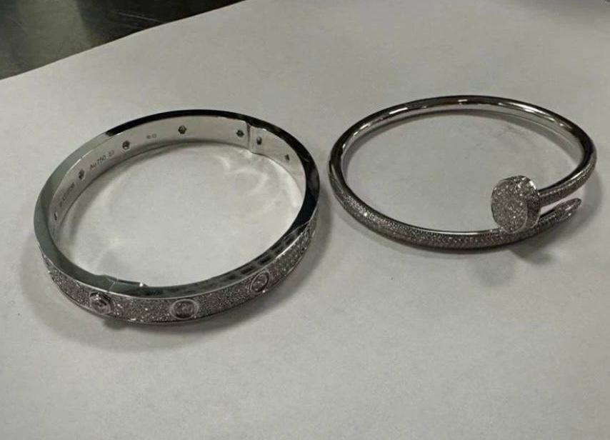 Россиянин пытался провезти на родину люксовые украшения Cartier. Куда он их спрятал
