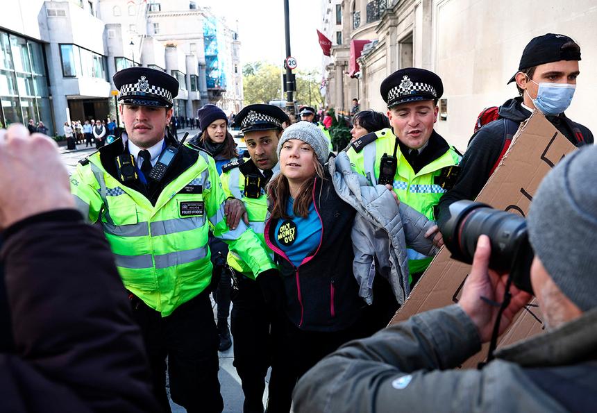 Грета Тунберг арестована полицией возле InterContinental London Park Lane во время демонстрации «Oily Money Out», 2023