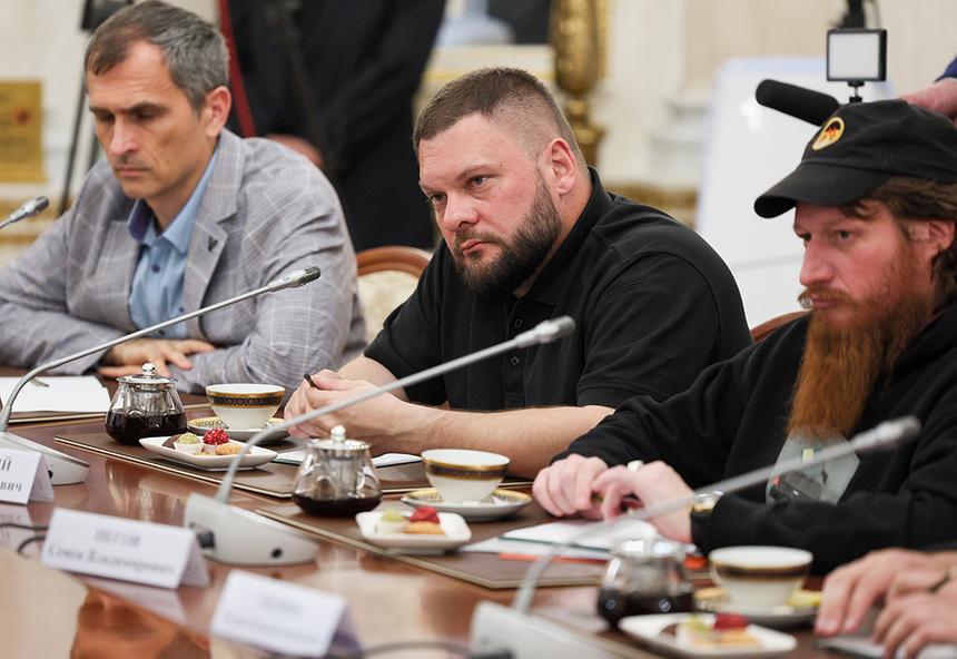 Руководитель бюро ВГТРК на Ближнем Востоке и в Северной Африке Евгений Поддубный (в центре) во время встречи с президентом РФ Владимиром Путиным в Кремле, 2023 год