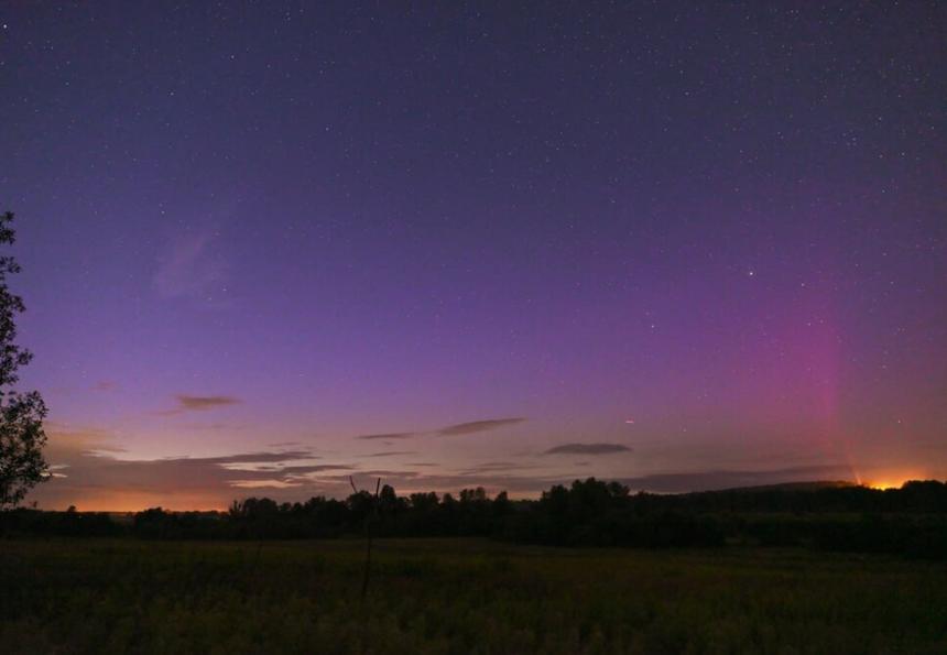 Неожиданный эффект магнитных бурь: жители разных регионов России увидели северное сияние. Фото